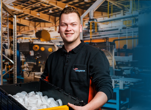 Foto van MArco met een bak met c-parts. C-parts beheer is een essentieel onderdeel van Kangaroo oplossingen