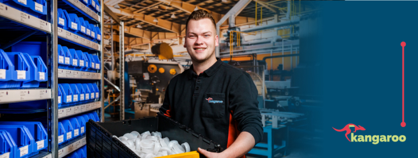 Foto van MArco met een bak met c-parts. C-parts beheer is een essentieel onderdeel van Kangaroo oplossingen